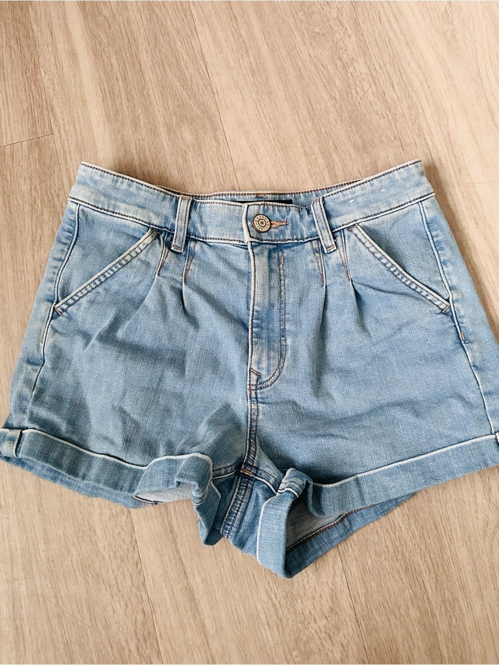 Express Shortie Super High Rise light denim Jean Shorts Sz 4